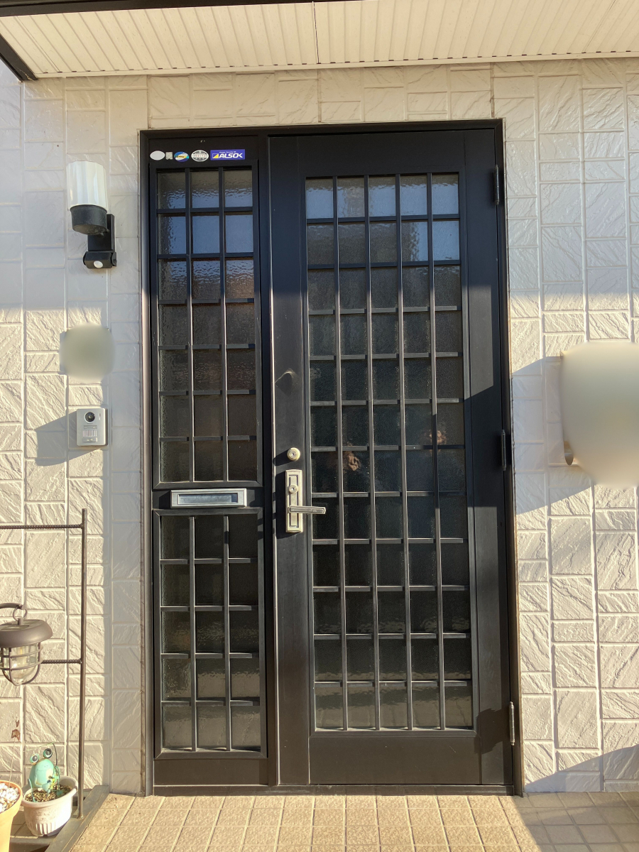 スミック 渋川店の【渋川市】玄関の寒さを1日で解決！開き勝手も変更したドア交換事例💡の施工前の写真1