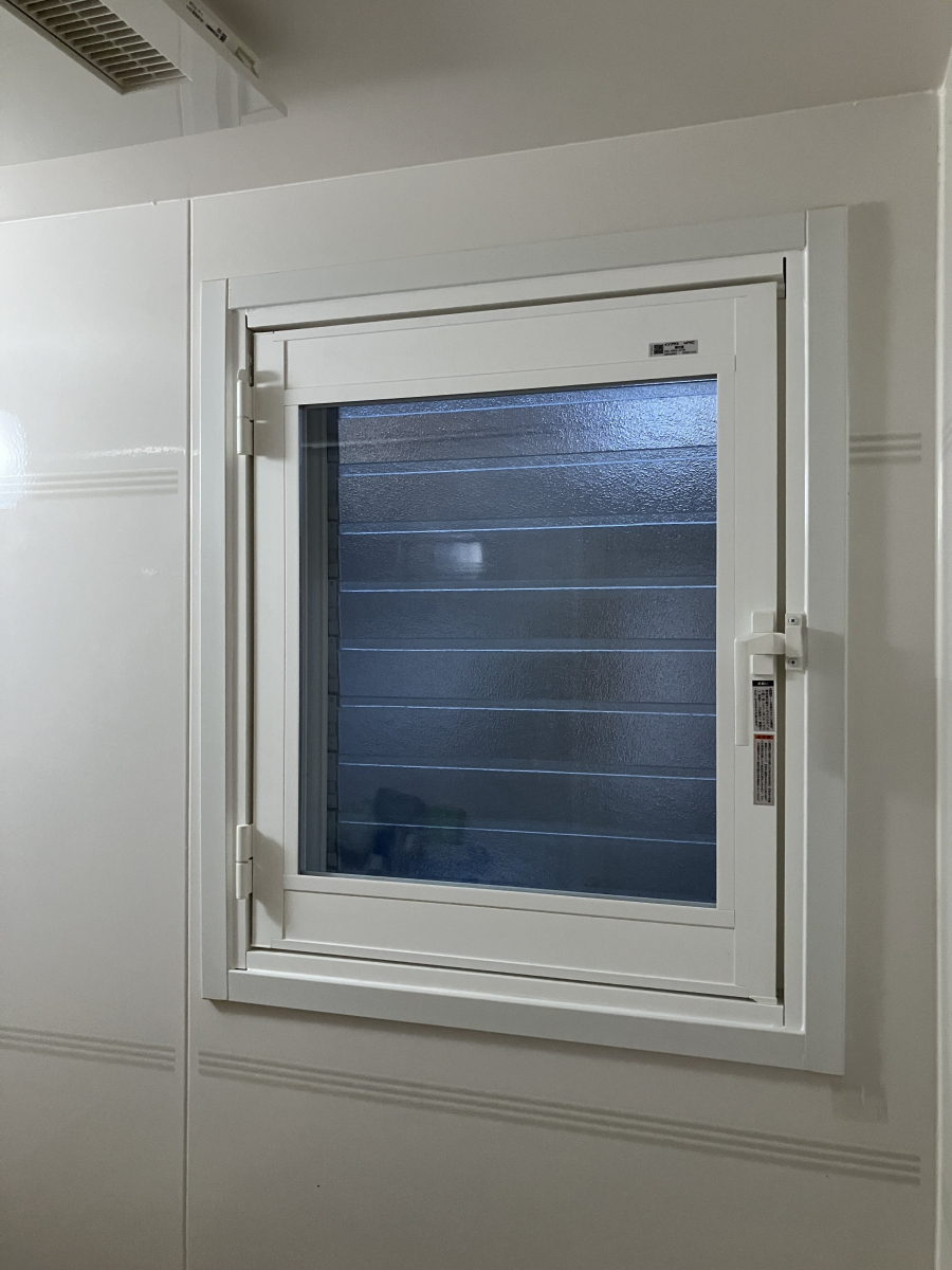 スミック 渋川店の【前橋市】ルーバー窓の冷気を解消！内窓インプラスで窓断熱リフォーム！さらに補助金でお得に解決💡の施工後の写真2