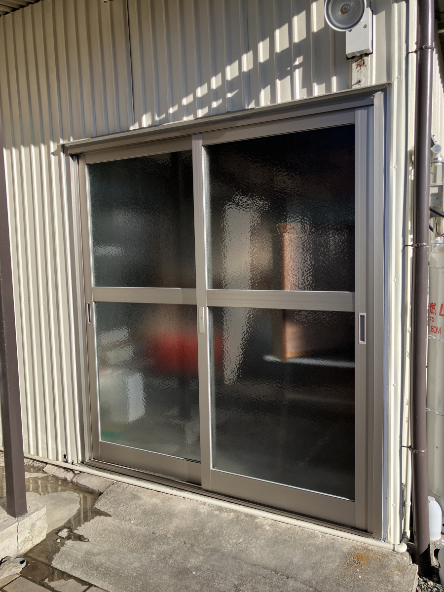 スミック 渋川店の【群馬県渋川市】強風で倒れた引戸を交換！崩れた足元も補修して安心の倉庫にの施工後の写真1