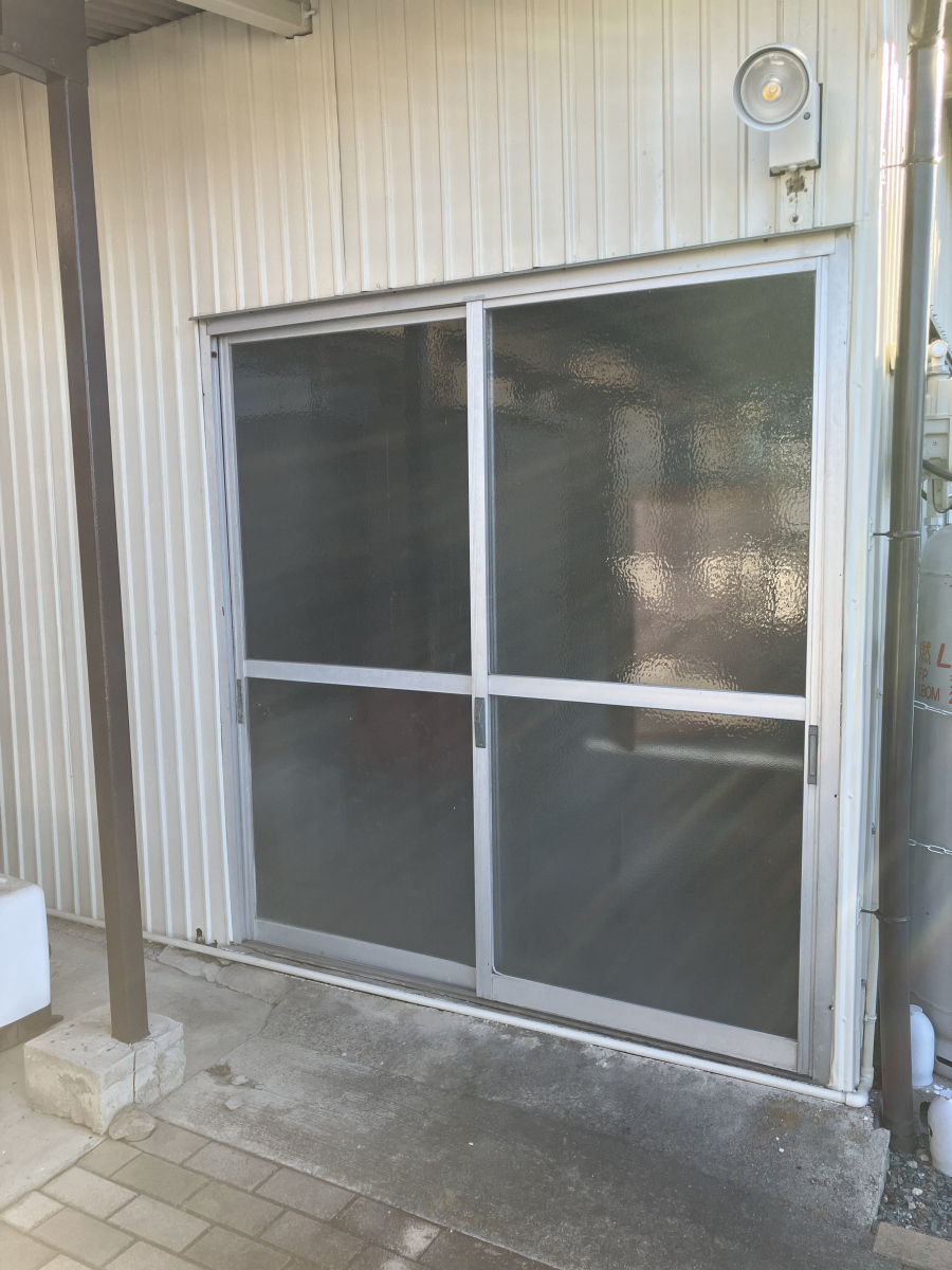 スミック 渋川店の【群馬県渋川市】強風で倒れた引戸を交換！崩れた足元も補修して安心の倉庫にの施工前の写真1