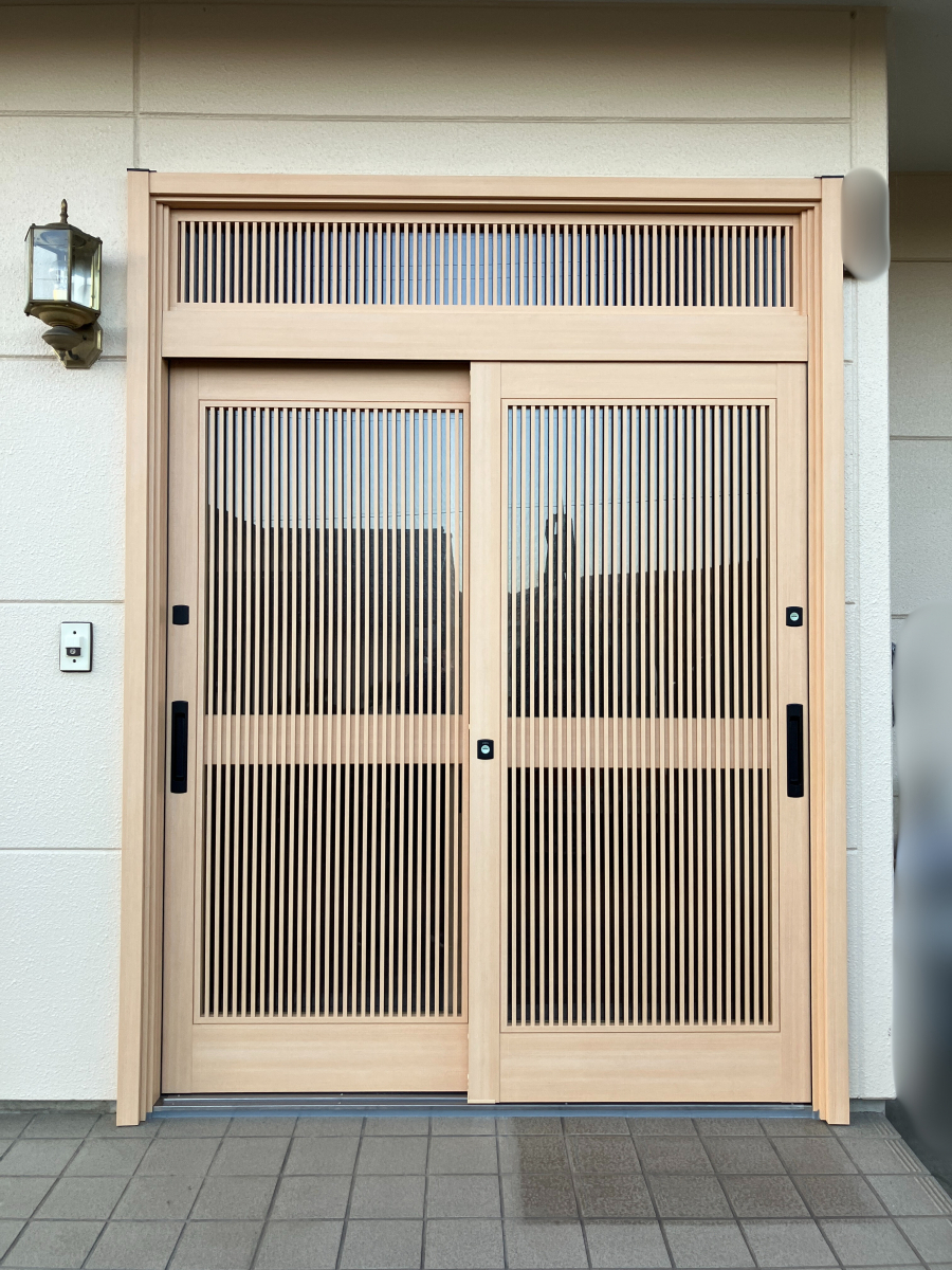 スミック 渋川店の【群馬県東吾妻町】玄関引戸リフォーム！欄間を残して外観を明るく一新の施工後の写真1