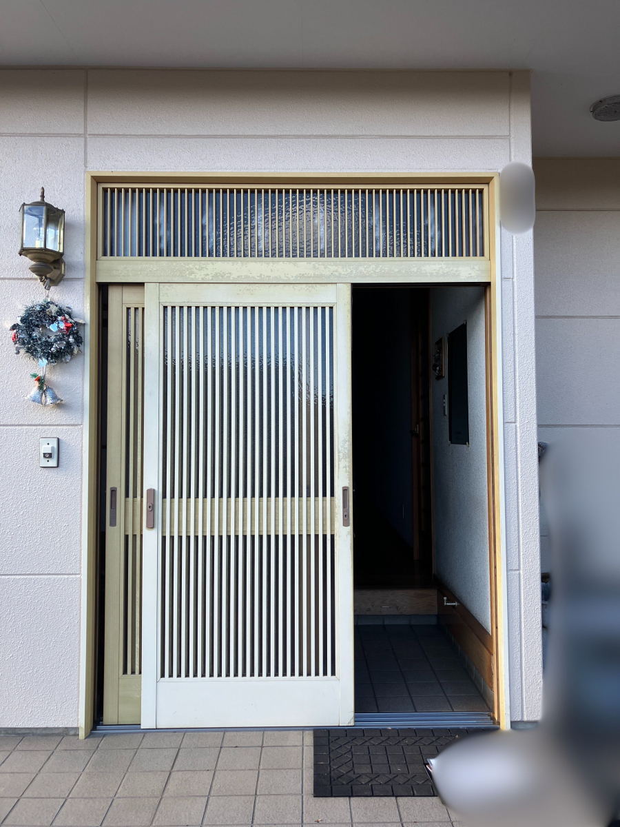 スミック 渋川店の【群馬県東吾妻町】玄関引戸リフォーム！欄間を残して外観を明るく一新の施工前の写真1