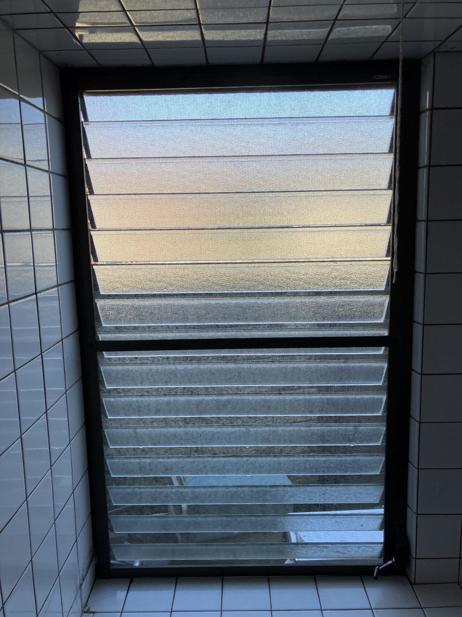 スミック 渋川店の【前橋市】お風呂の寒さと隙間風を解消！内窓インプラスでルーバー窓を断熱リフォーム【補助金】の施工前の写真1