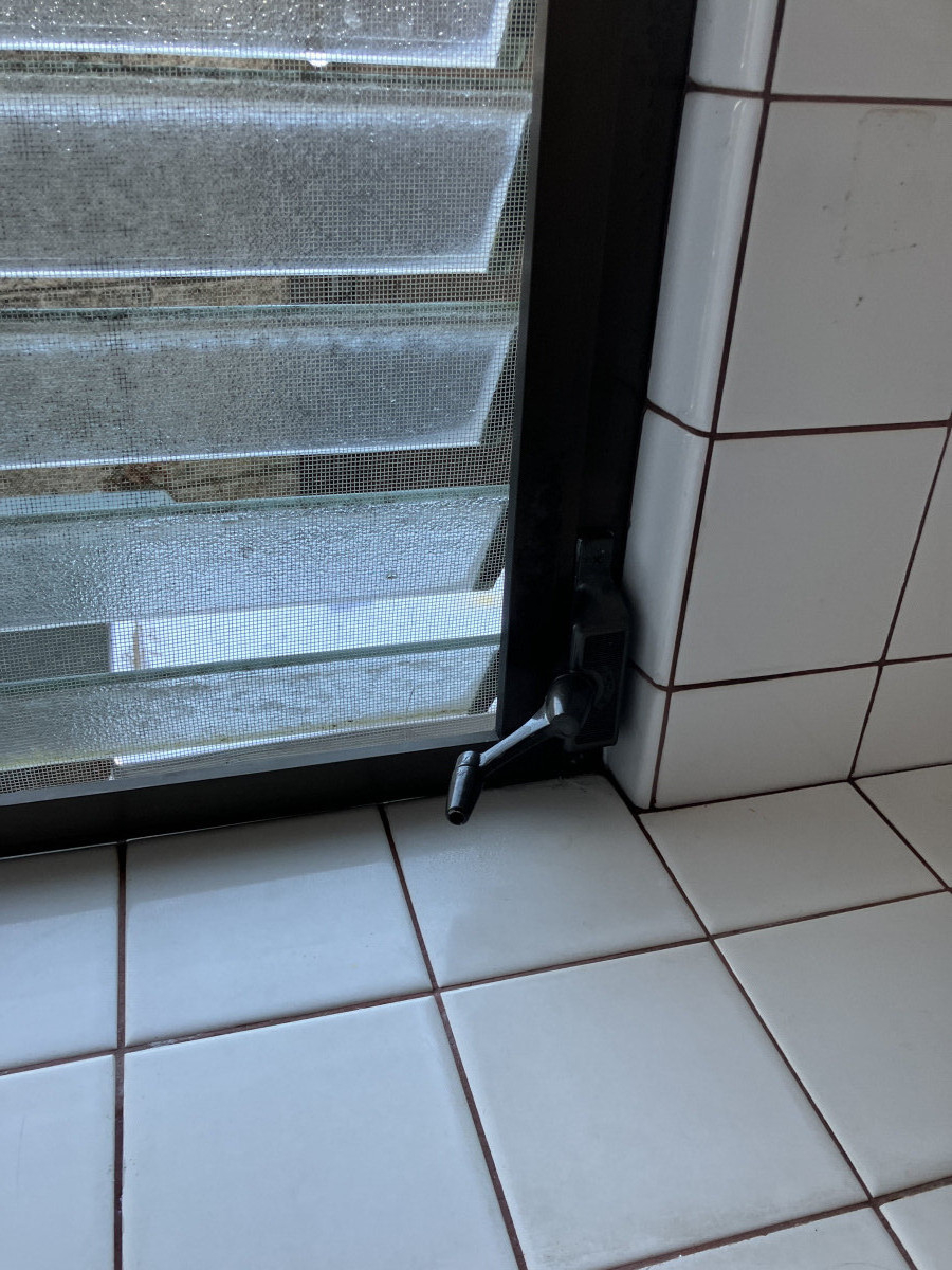 スミック 渋川店の【前橋市】お風呂の寒さと隙間風を解消！内窓インプラスでルーバー窓を断熱リフォーム【補助金】の施工前の写真2