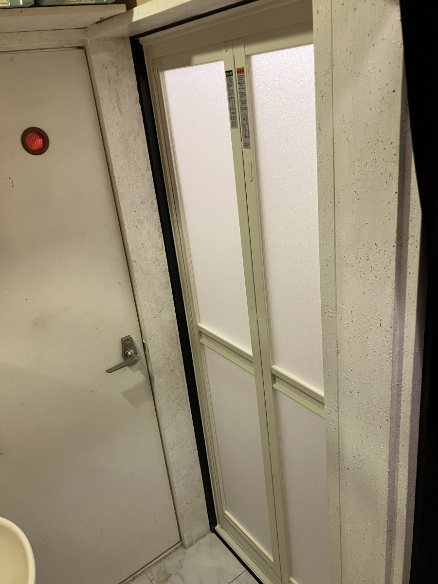 スミック 渋川店の【嬬恋村】カーテン仕切りの寒いお風呂が生まれ変わる！たった半日で寒さと湿気を防ぐ浴室ドアリフォームの施工後の写真1