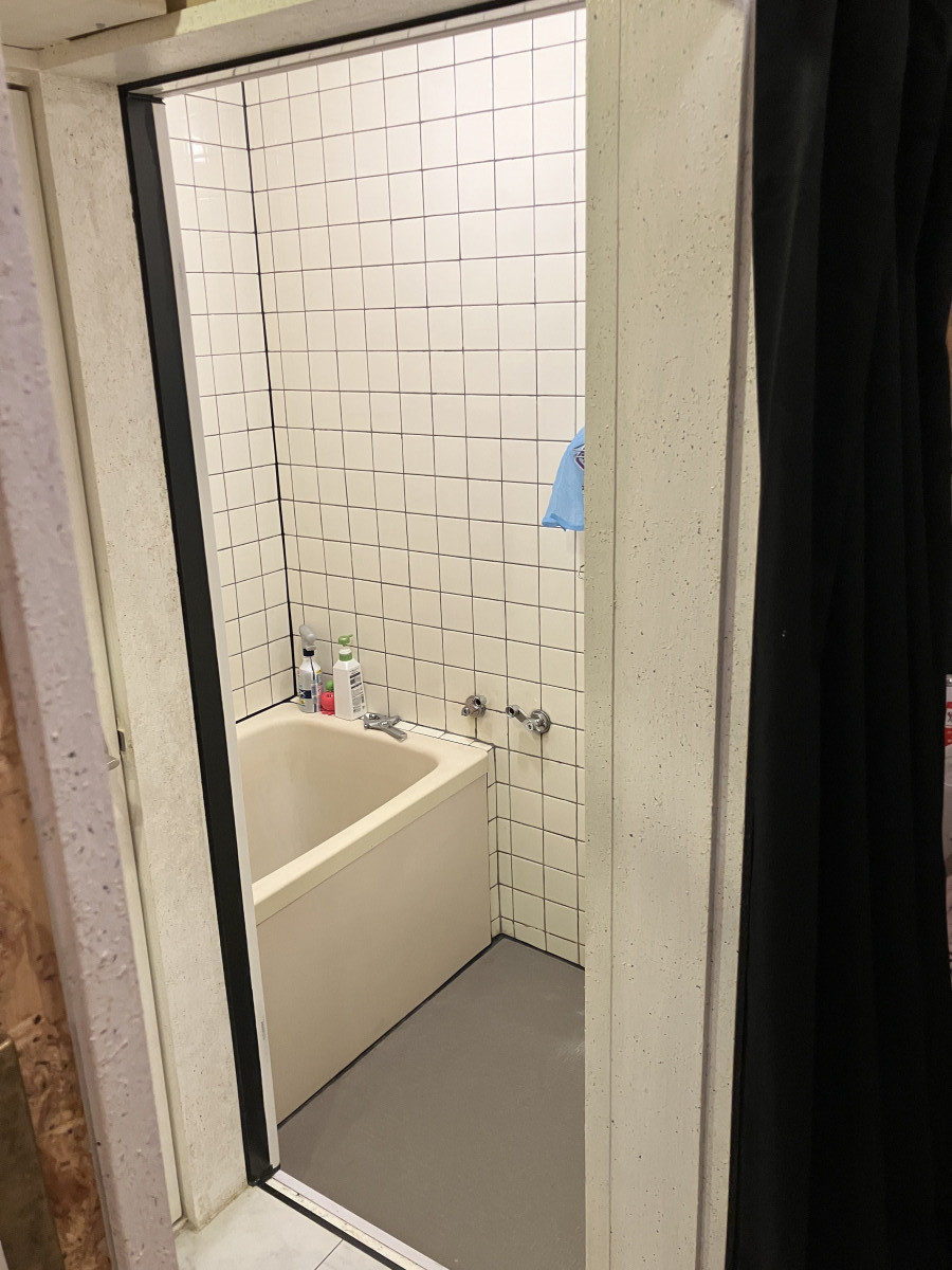 スミック 渋川店の【嬬恋村】カーテン仕切りの寒いお風呂が生まれ変わる！たった半日で寒さと湿気を防ぐ浴室ドアリフォームの施工前の写真1