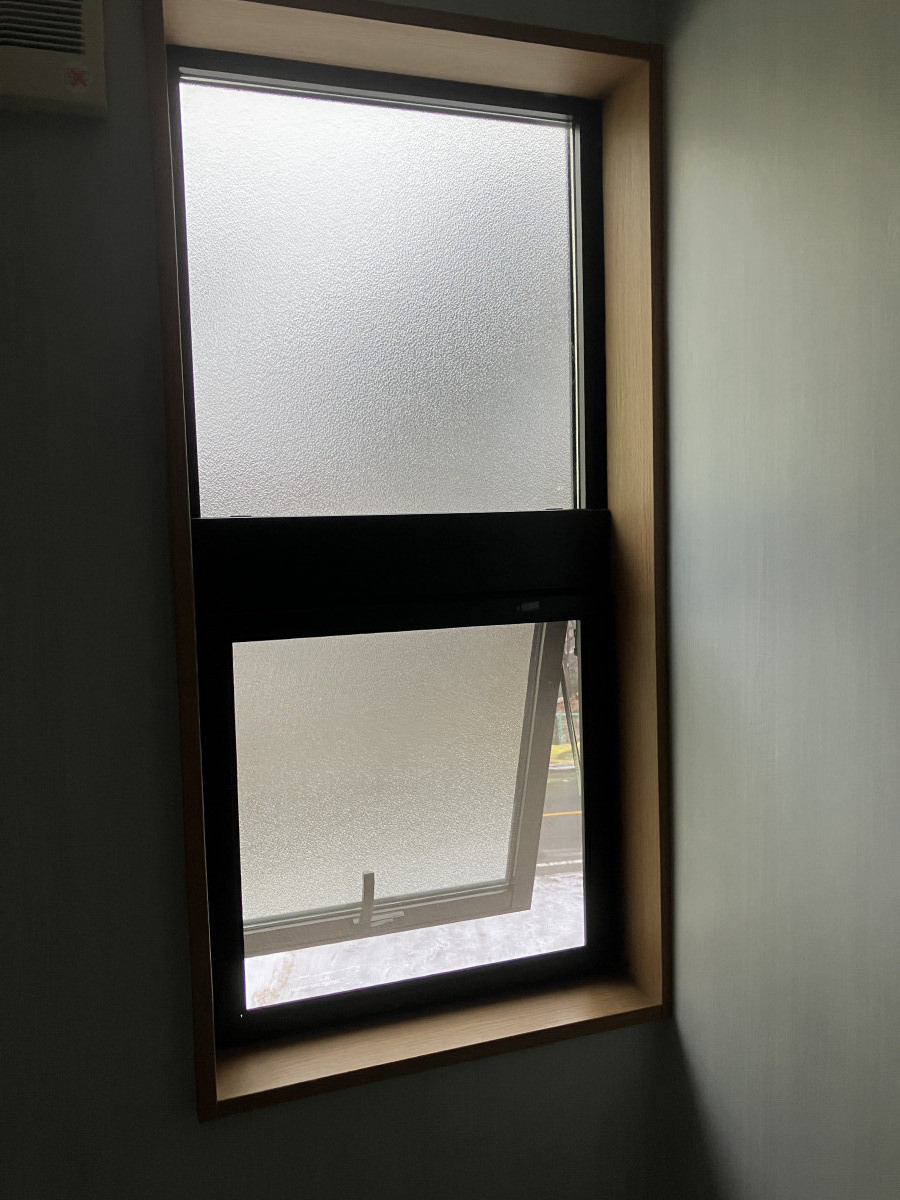 スミック 渋川店の【草津町】特殊な窓でもぜひご相談を！LIXIL「インプラス」で冬の寒さを防ぐ内窓リフォーム【補助金】の施工前の写真1