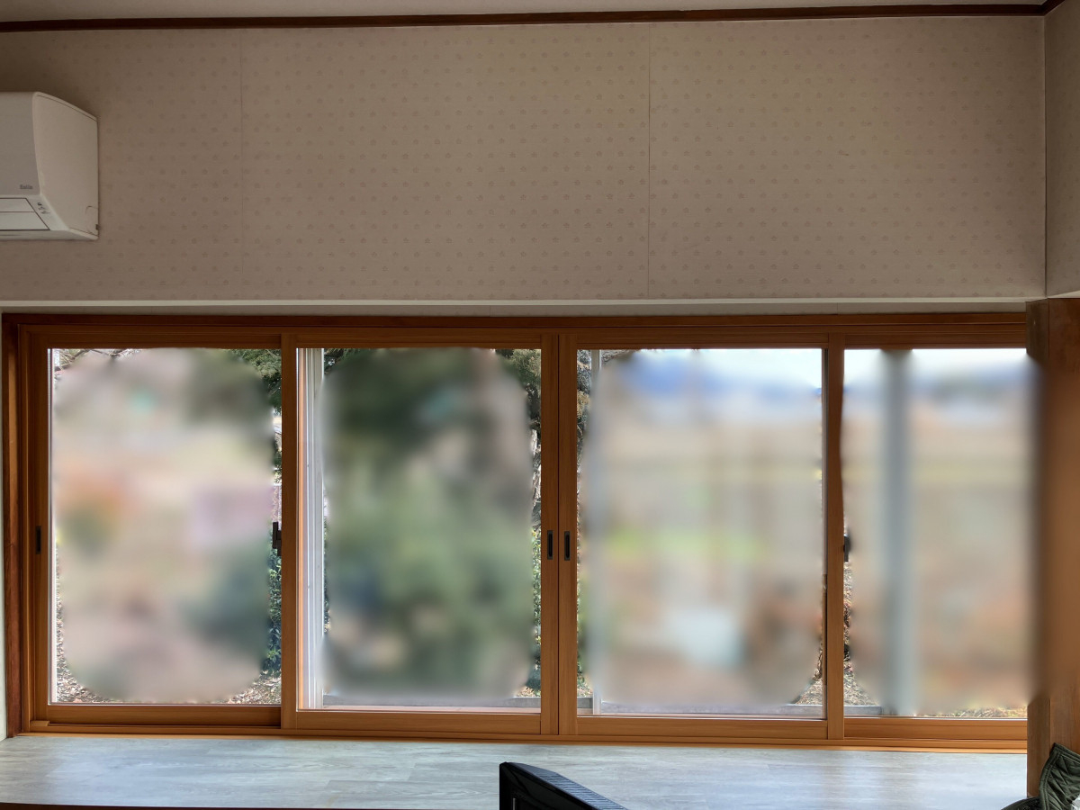 スミック 渋川店の【東吾妻町】コーナー窓の冷たい隙間風をシャットアウト！内窓と明るいカーテンでぽかぽかなお部屋にの施工後の写真1