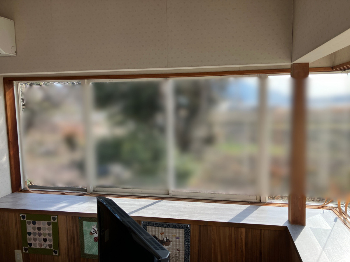 スミック 渋川店の【東吾妻町】コーナー窓の冷たい隙間風をシャットアウト！内窓と明るいカーテンでぽかぽかなお部屋にの施工前の写真1