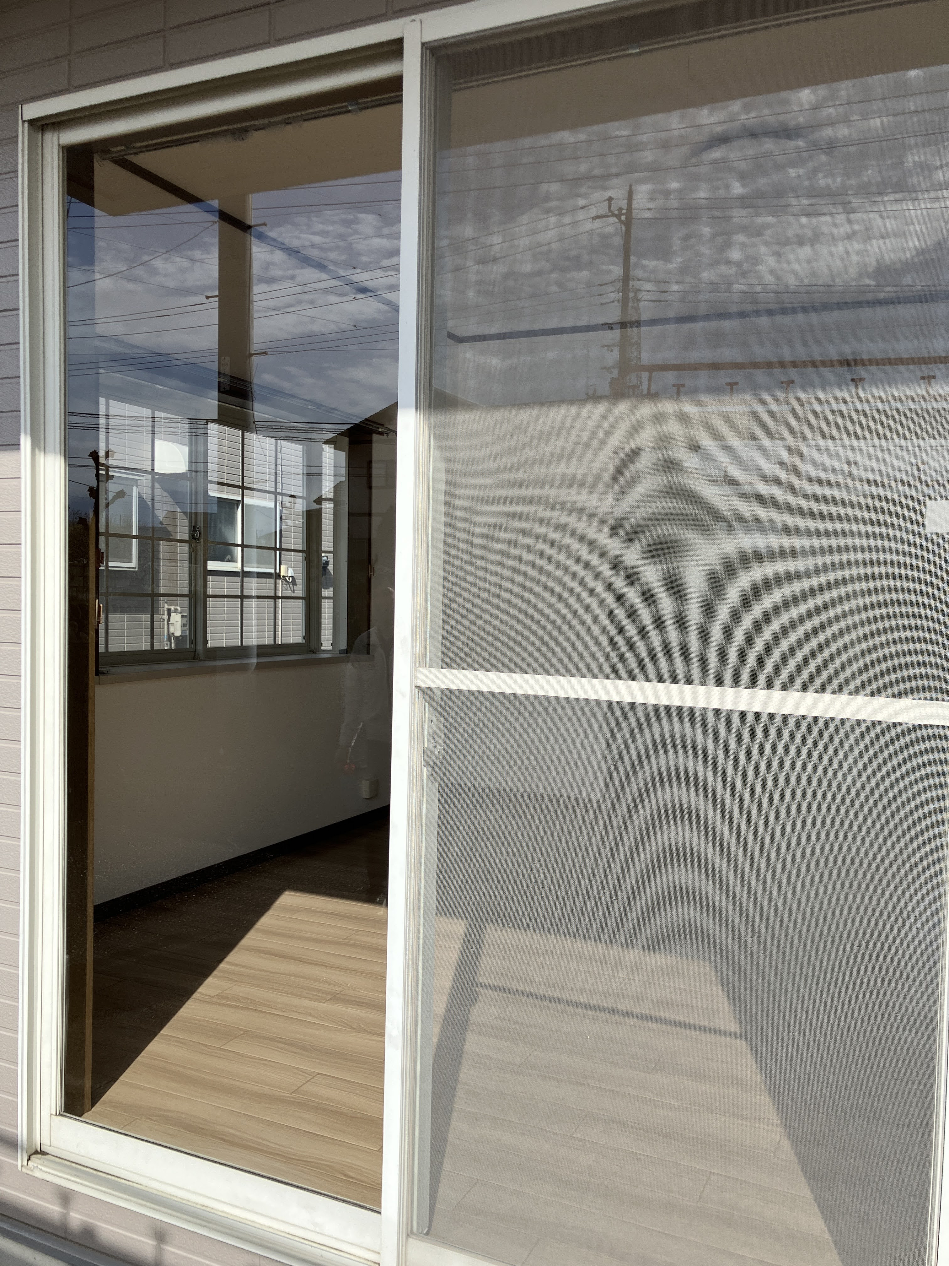 スミック 渋川店の【渋川市】草刈り中の飛び石？気になるガラスの傷を交換して、パッと明るく美しい窓辺への施工後の写真1