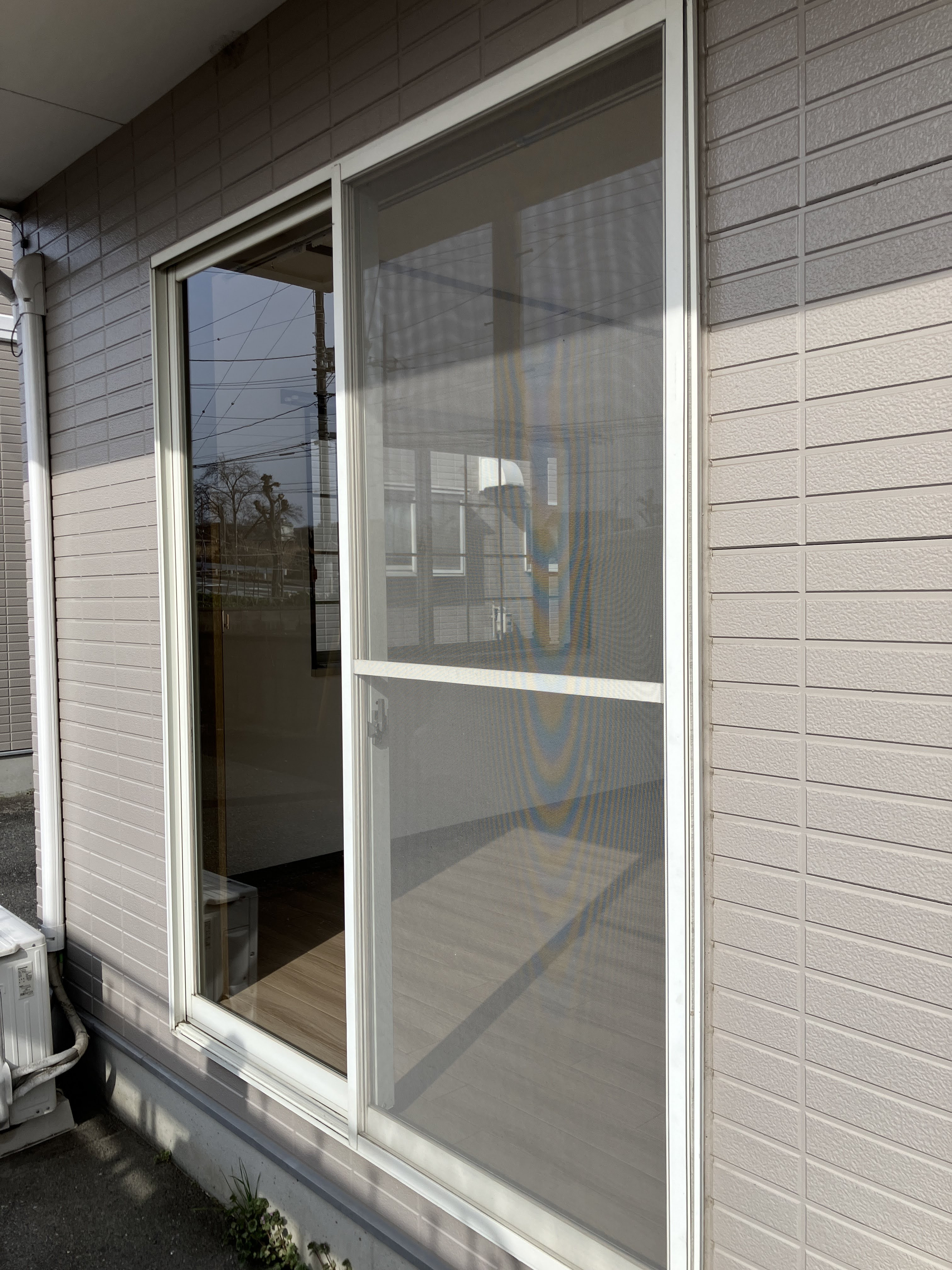 スミック 渋川店の【渋川市】草刈り中の飛び石？気になるガラスの傷を交換して、パッと明るく美しい窓辺への施工前の写真1