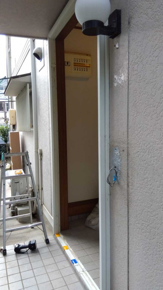 河端硝子の玄関ドアのイメージチェンジの施工後の写真1