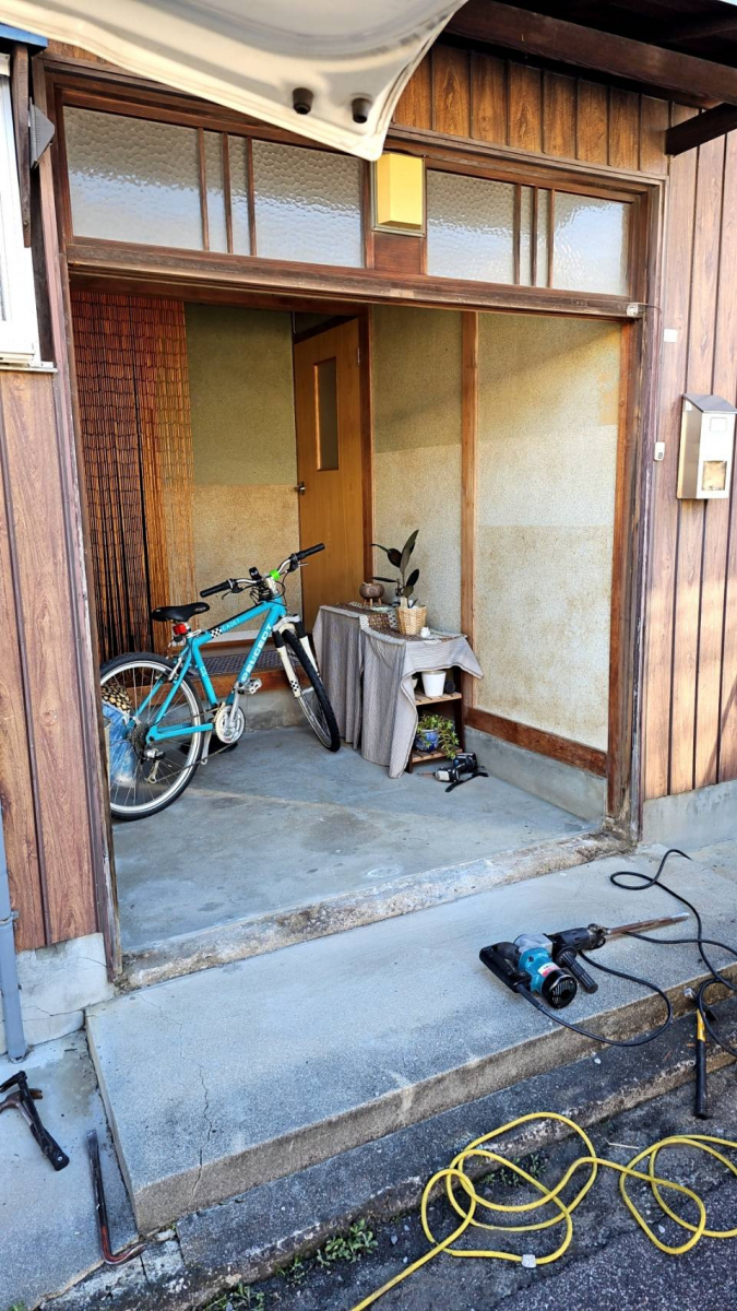 河端硝子の（新居浜　川西）玄関引戸「菩提樹」への交換工事ですの施工後の写真1