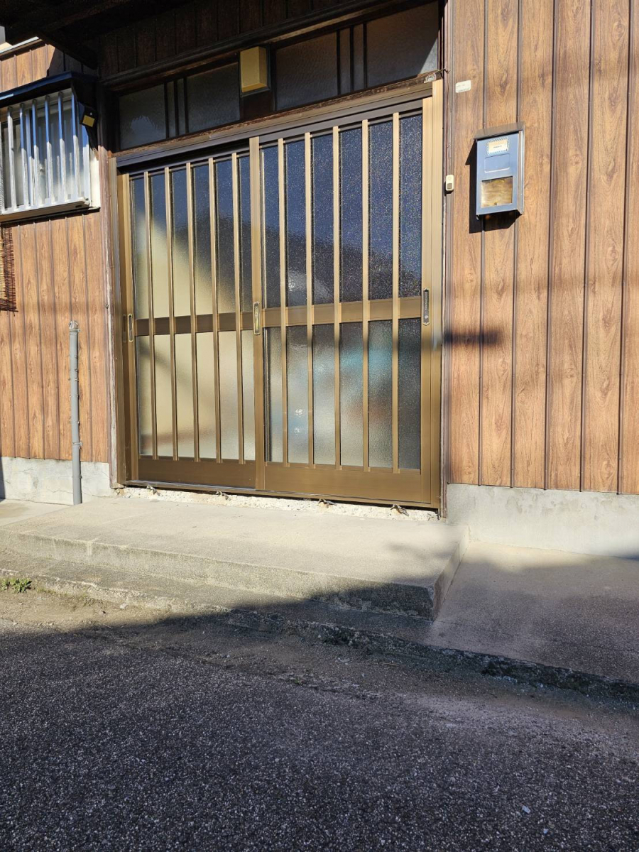 河端硝子の（新居浜　川西）玄関引戸「菩提樹」への交換工事ですの施工後の写真2