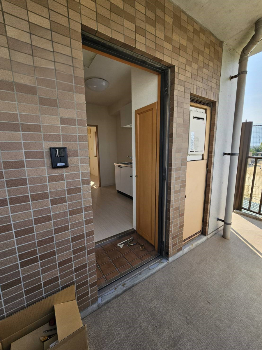 河端硝子のマンションのドアの取替を行いました。の施工前の写真3