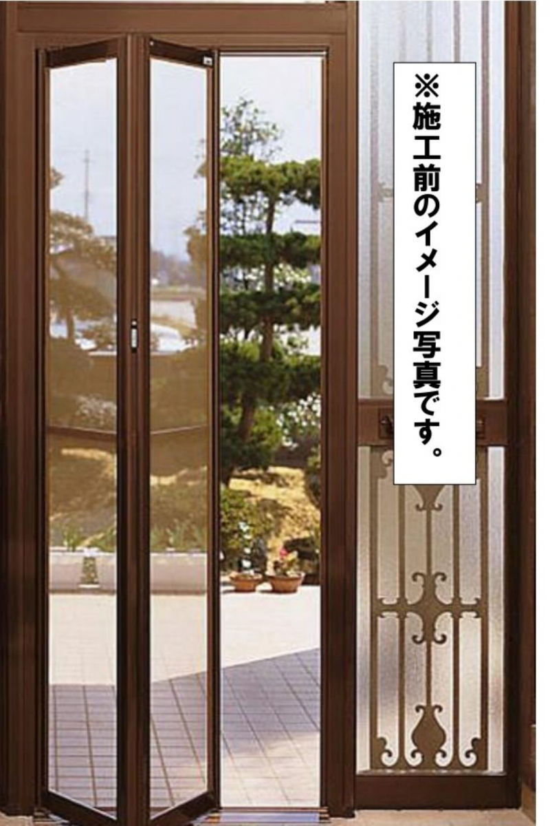 河端硝子の勝手口の中折れ網戸を交換しました。の施工前の写真1