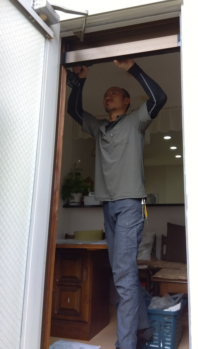 河端硝子の勝手口の中折れ網戸を交換しました。の施工前の写真3