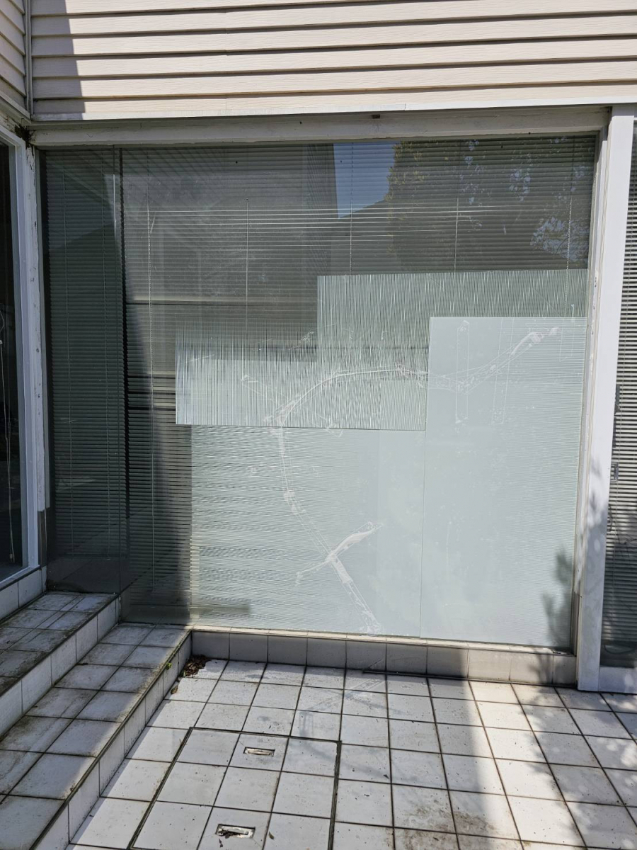 河端硝子のガラスの割れ替えを行いました。の施工前の写真1