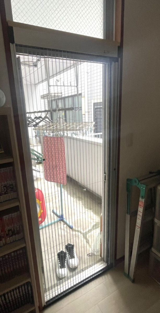 河端硝子の勝手口に網戸を取り付けました。の施工後の写真2
