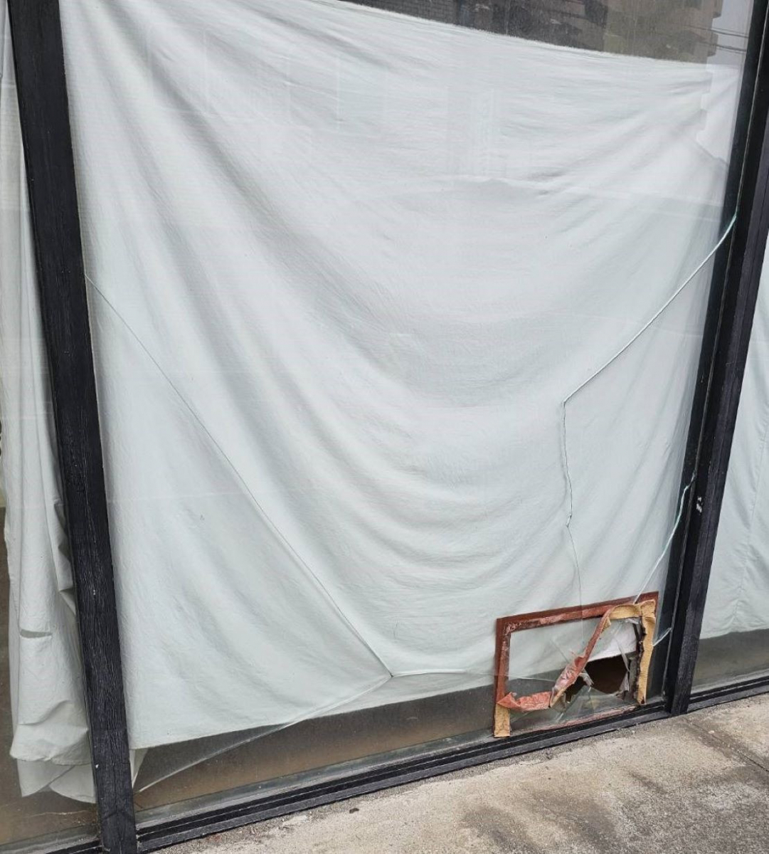 河端硝子のある店舗のガラスの割れ替えを行いました。の施工前の写真2