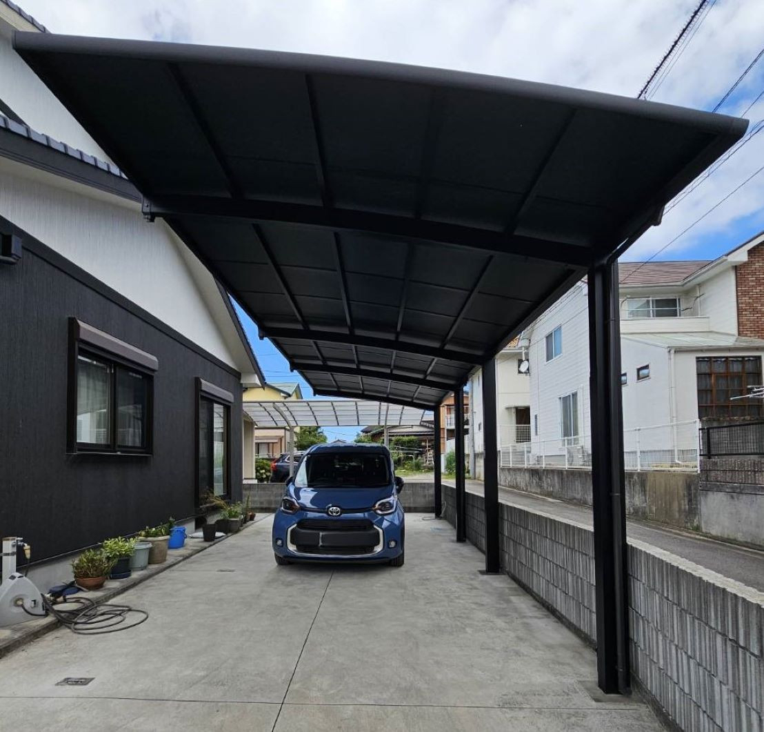 河端硝子の車を雨や日差しから守るため、カーポートの取り付けを行いました。の施工後の写真1