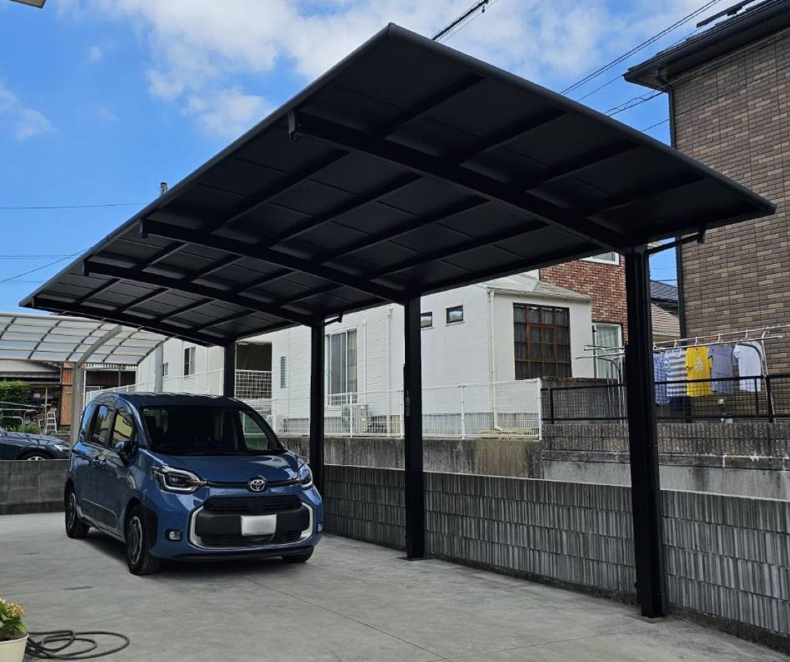 河端硝子の車を雨や日差しから守るため、カーポートの取り付けを行いました。の施工後の写真2