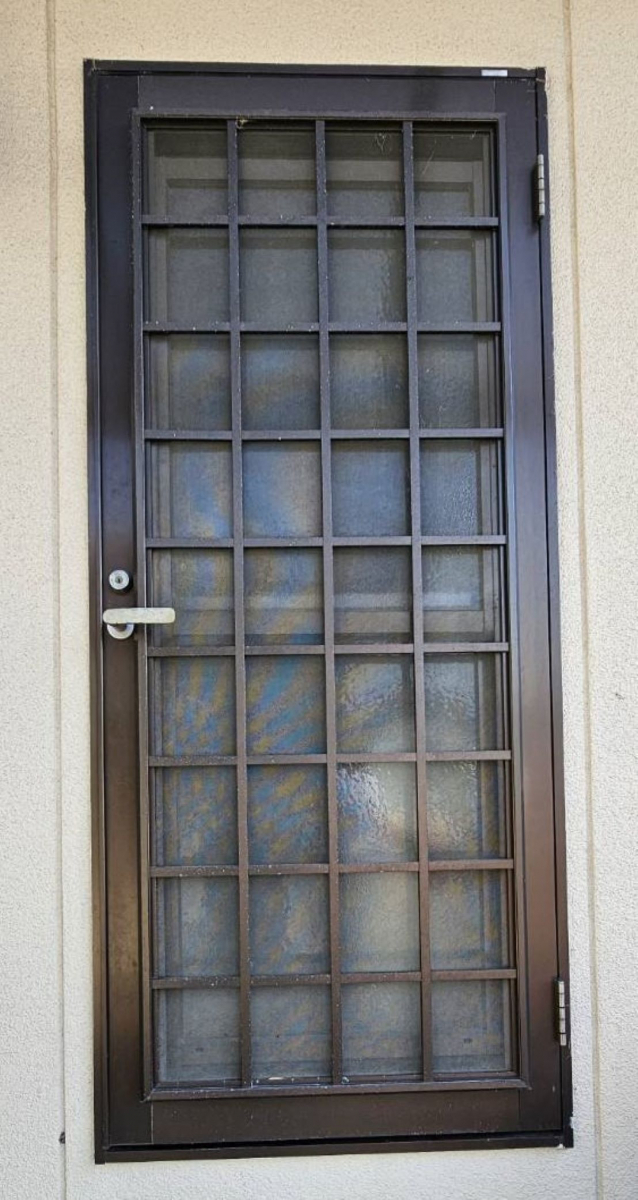 河端硝子の勝手口を取り替えました。の施工前の写真1