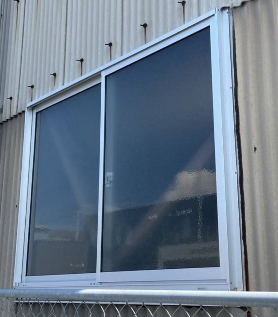 河端硝子のとある倉庫の窓をカバー工法にて取り替えました。の施工後の写真1