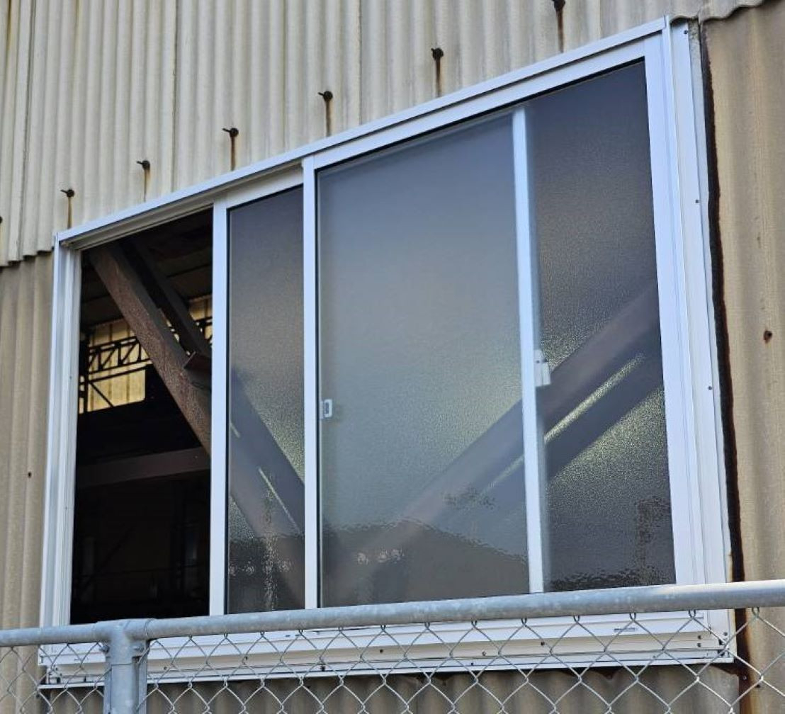 河端硝子のとある倉庫の窓をカバー工法にて取り替えました。の施工後の写真2
