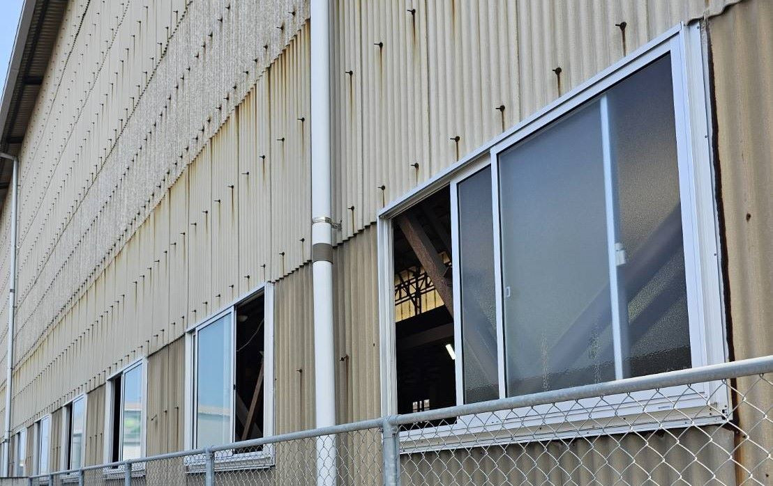 河端硝子のとある倉庫の窓をカバー工法にて取り替えました。の施工後の写真3