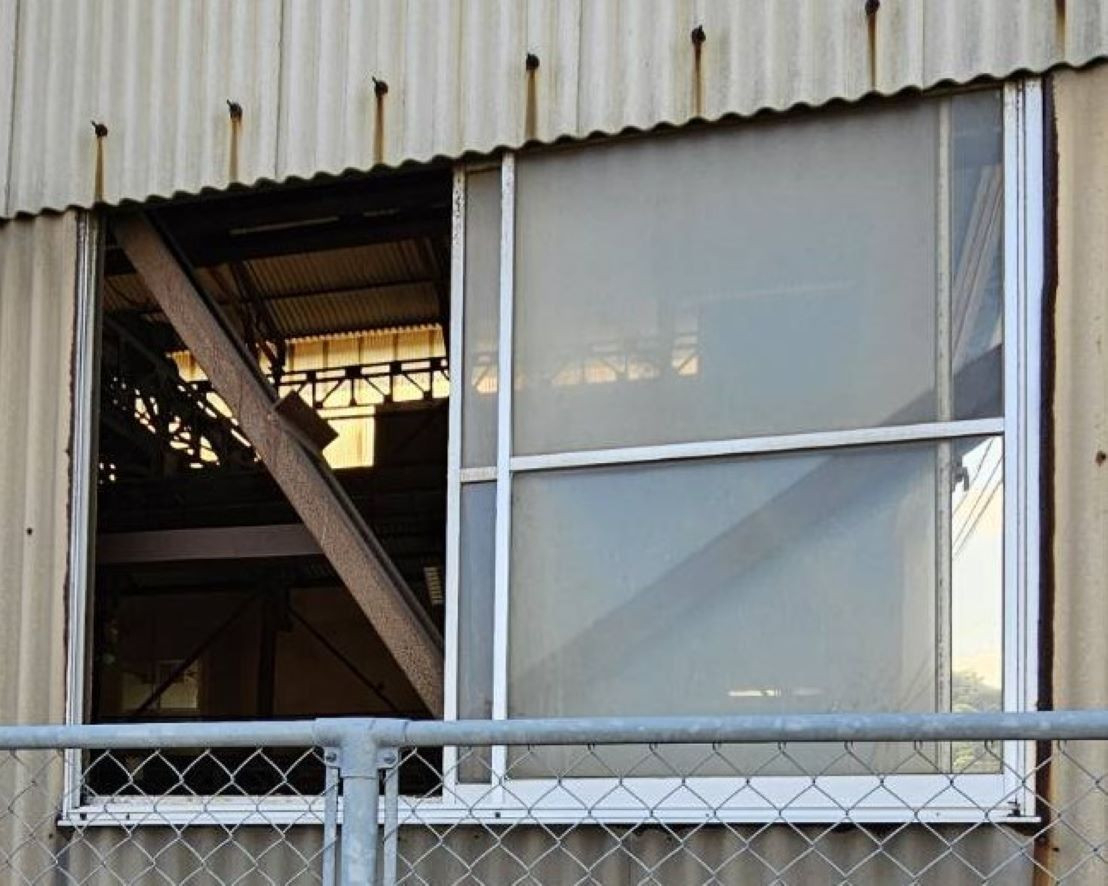 河端硝子のとある倉庫の窓をカバー工法にて取り替えました。の施工前の写真1