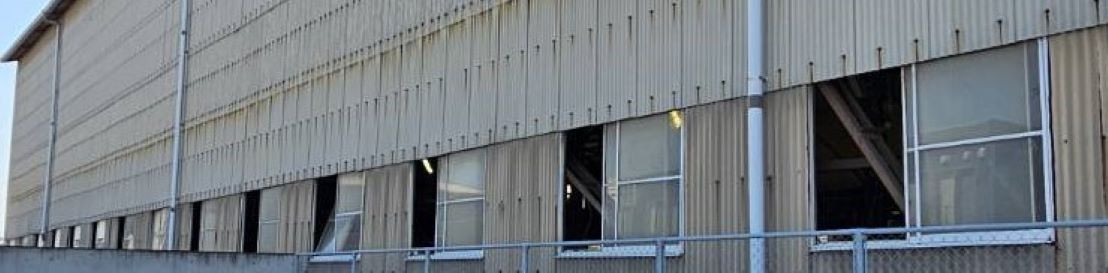 河端硝子のとある倉庫の窓をカバー工法にて取り替えました。の施工前の写真2