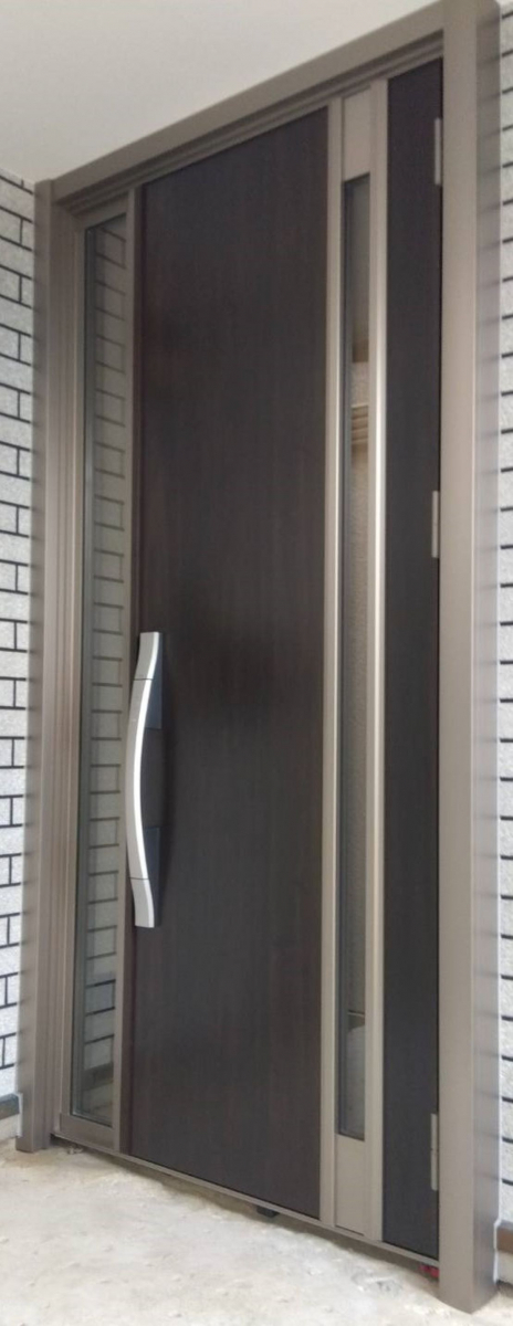 河端硝子の玄関ドアの取り替えを行いました。の施工後の写真1