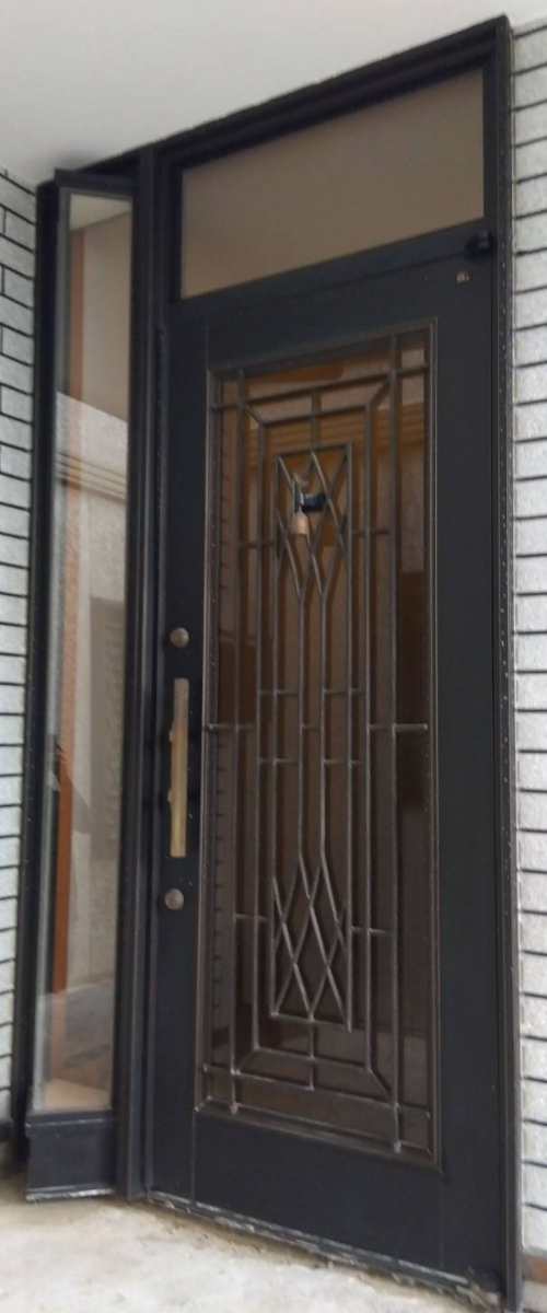 河端硝子の玄関ドアの取り替えを行いました。の施工前の写真1