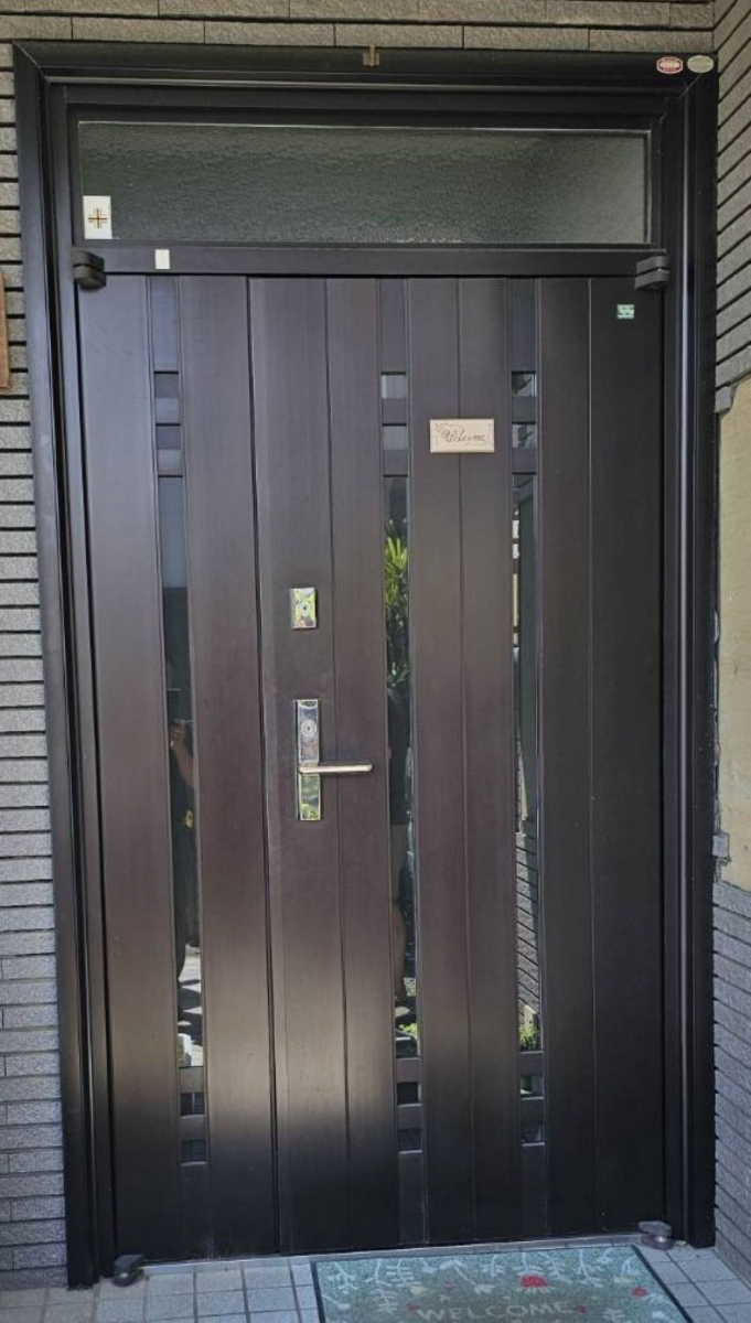 河端硝子の玄関ドアをガラッとイメージチェンジ!の施工前の写真1