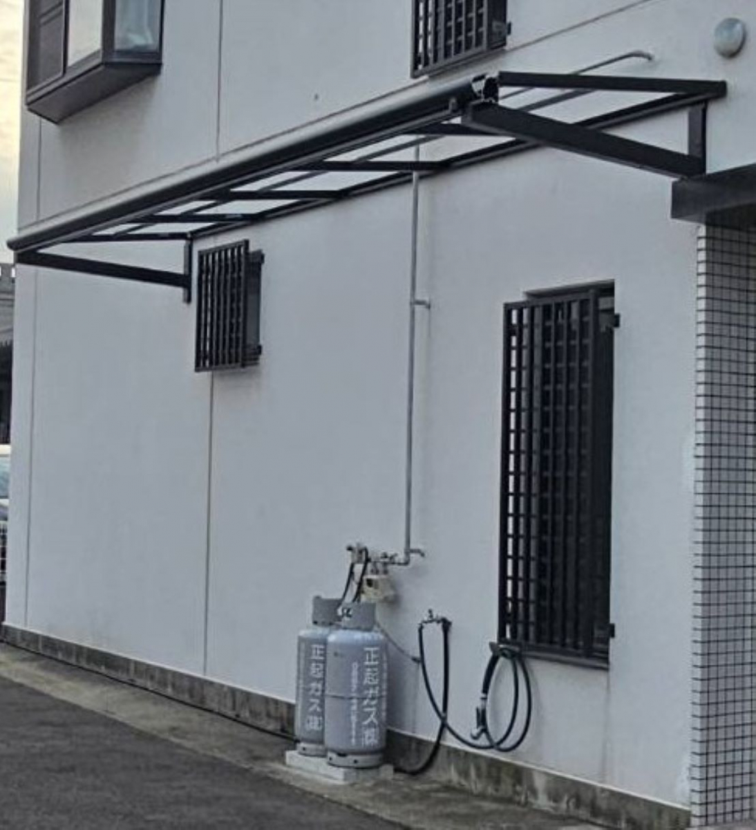 河端硝子のテラスを取り付けました。の施工前の写真2