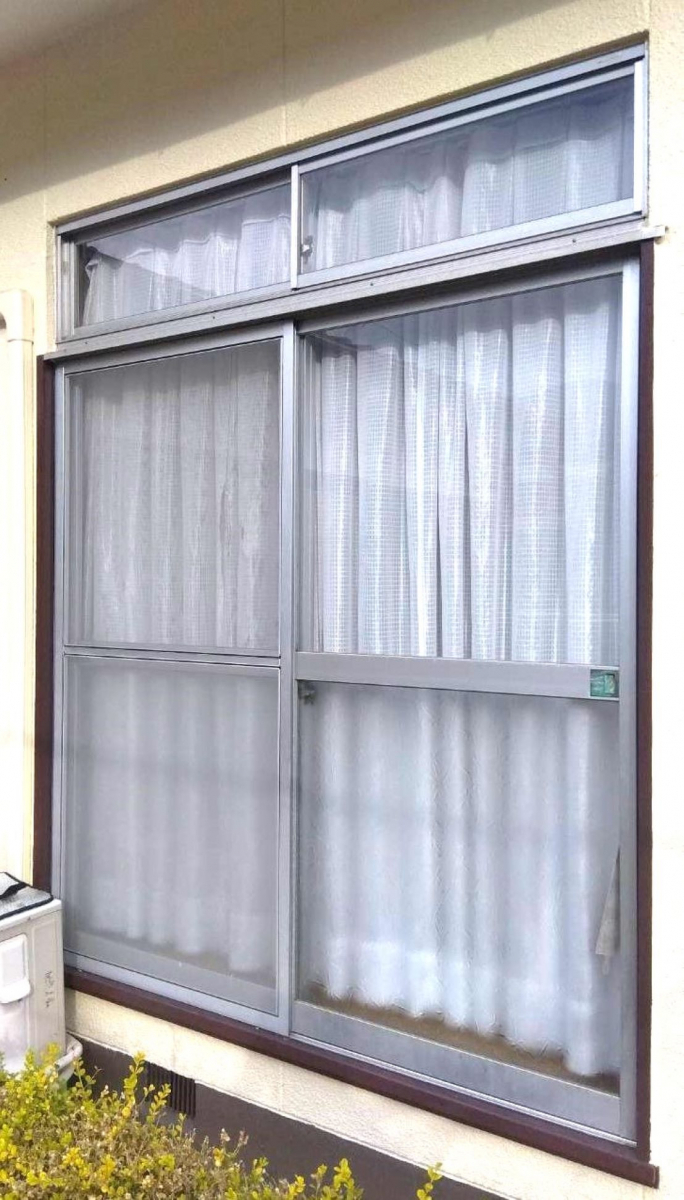 河端硝子の冬に向けてリプラスの取り付けを行いました。の施工前の写真1