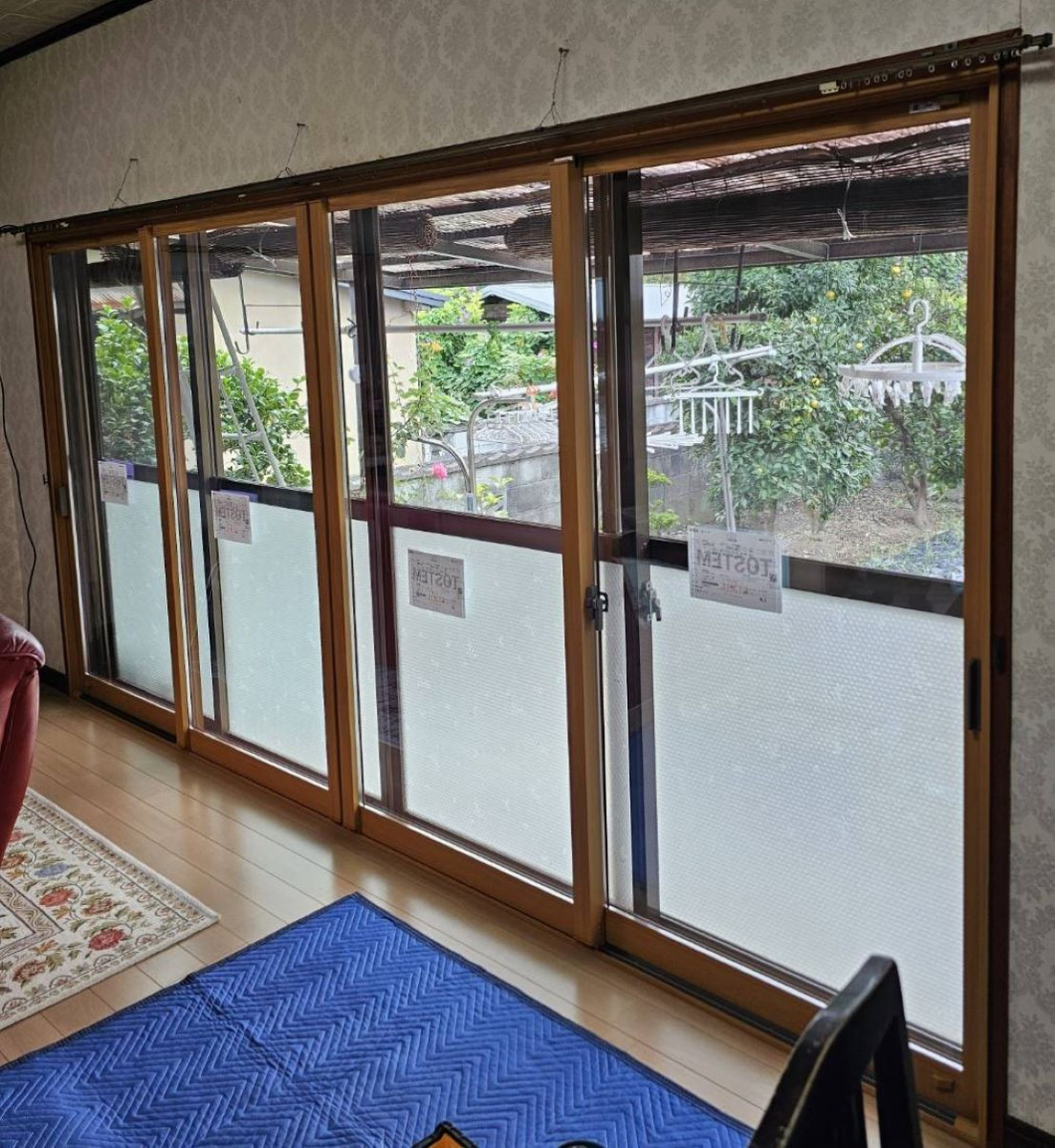 河端硝子の掃き出し窓にインプラスを取り付けました。の施工後の写真1