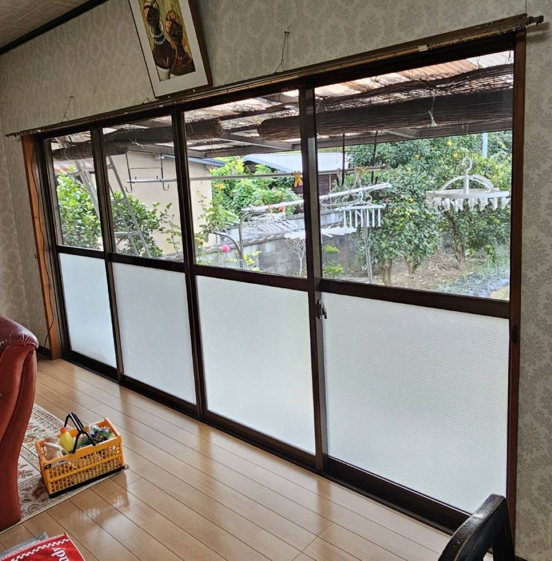 河端硝子の掃き出し窓にインプラスを取り付けました。の施工前の写真1