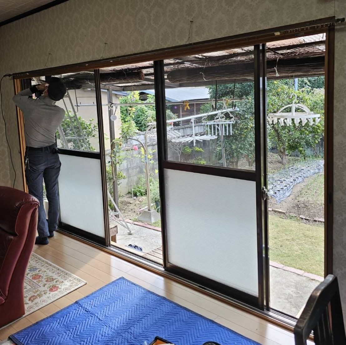 河端硝子の掃き出し窓にインプラスを取り付けました。の施工前の写真2