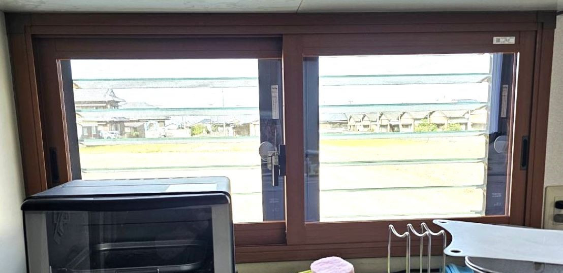 河端硝子のルーバー窓にインプラスを取り付けました。の施工後の写真1