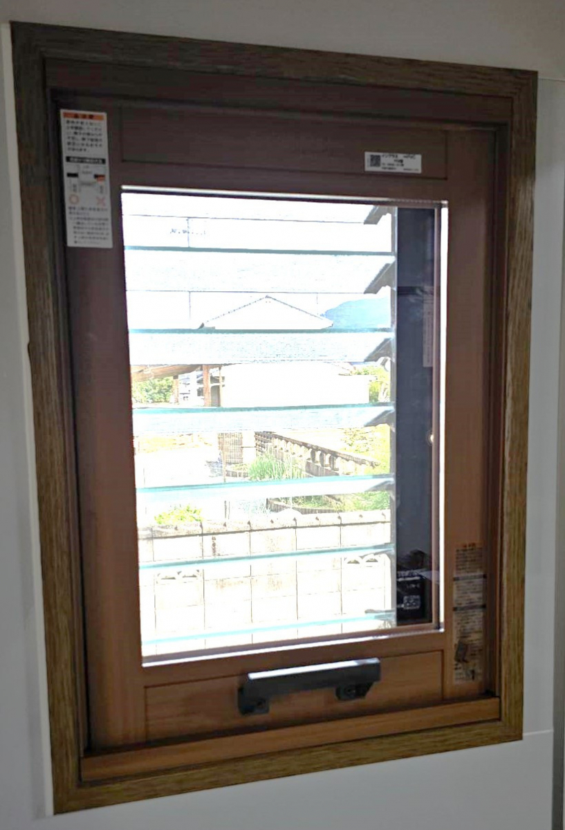 河端硝子のルーバー窓にインプラスを取り付けました。の施工後の写真2