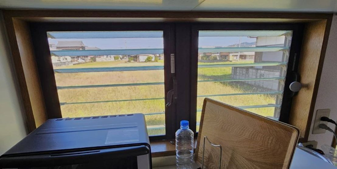 河端硝子のルーバー窓にインプラスを取り付けました。の施工前の写真1