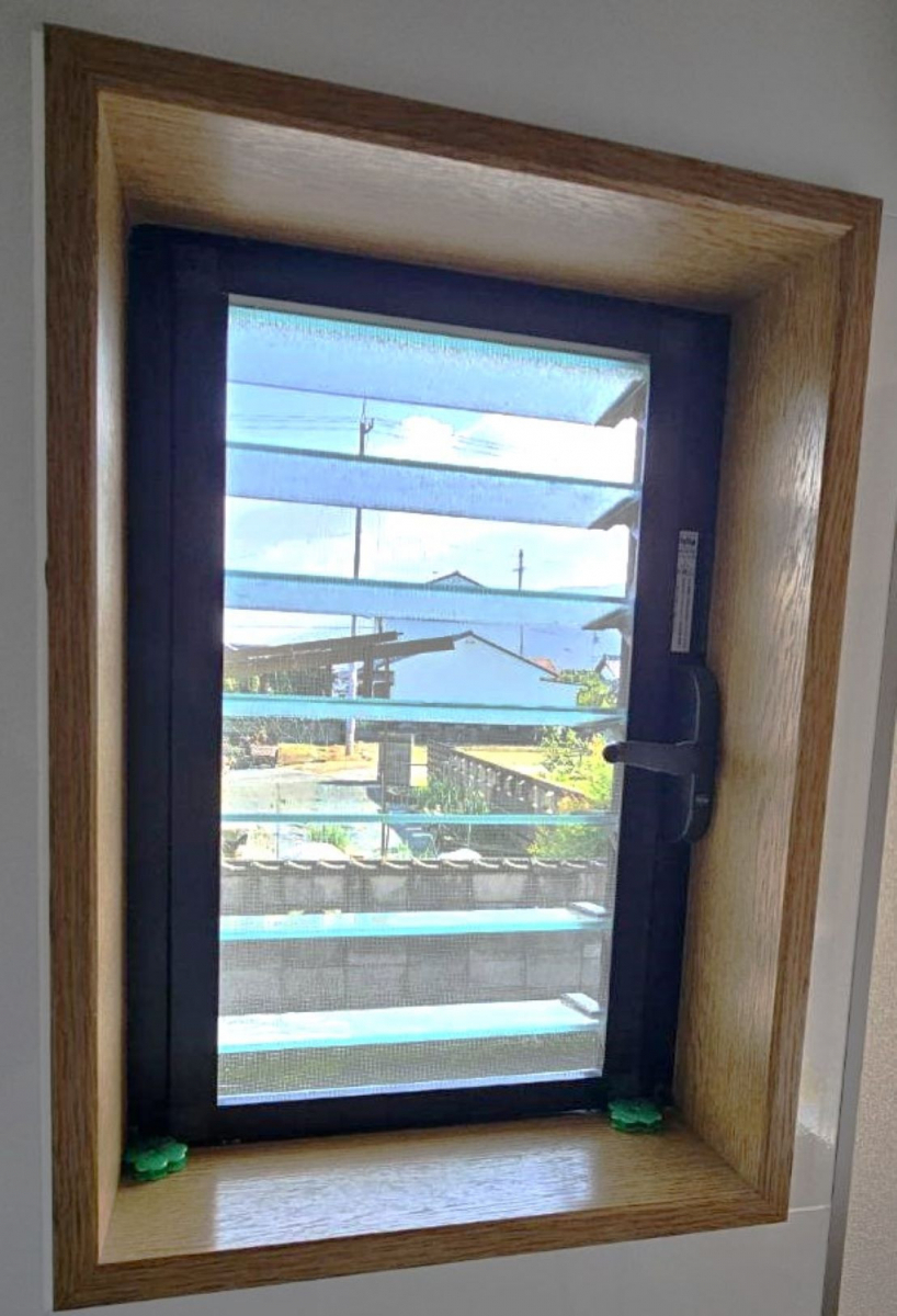 河端硝子のルーバー窓にインプラスを取り付けました。の施工前の写真2