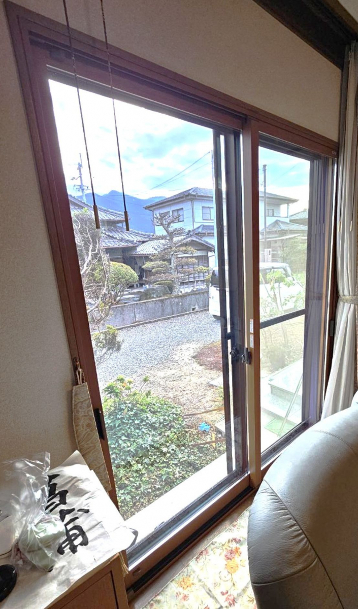 河端硝子の2か所の窓にインプラスを取り付けました。の施工後の写真1
