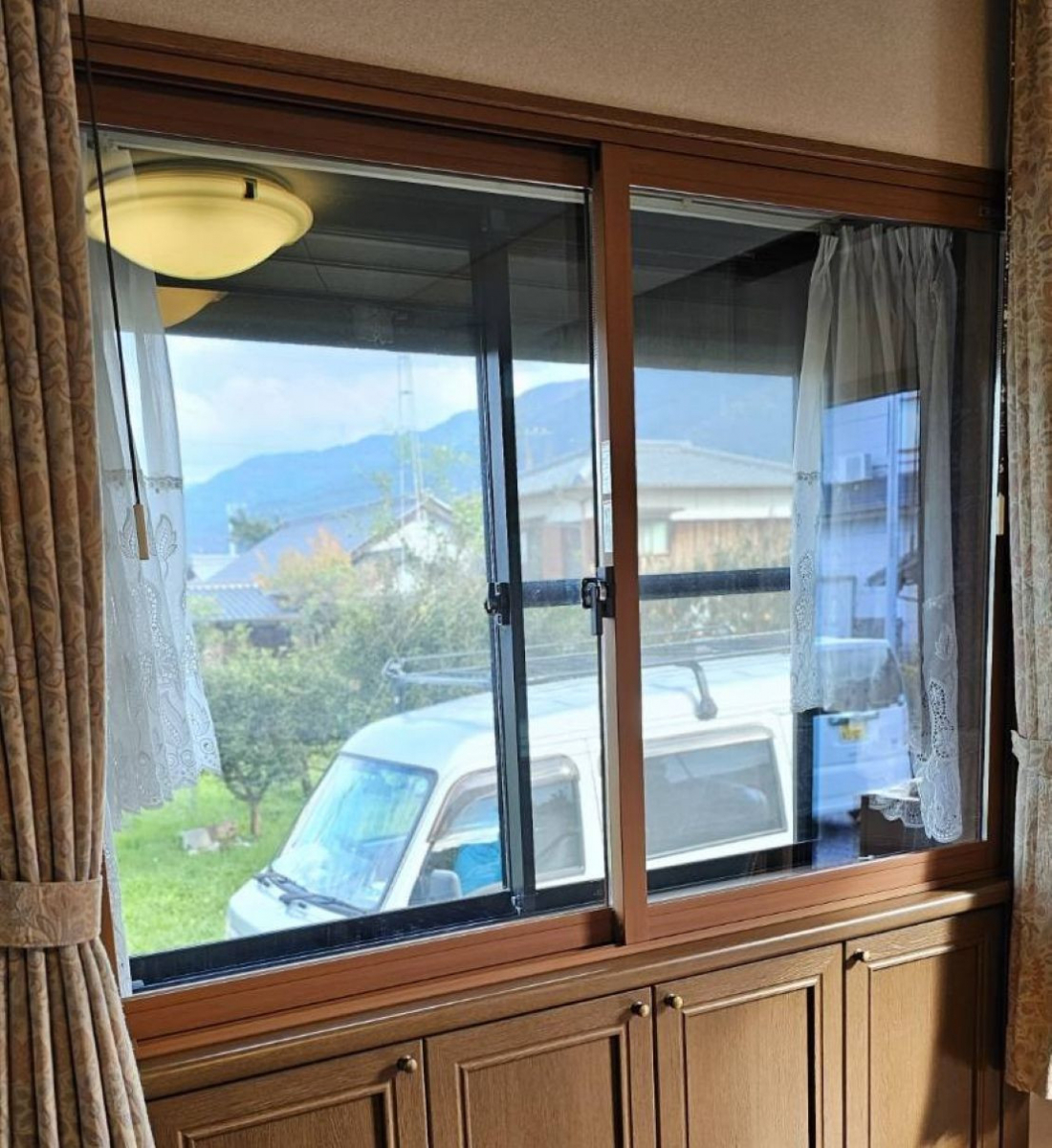 河端硝子の2か所の窓にインプラスを取り付けました。の施工後の写真2