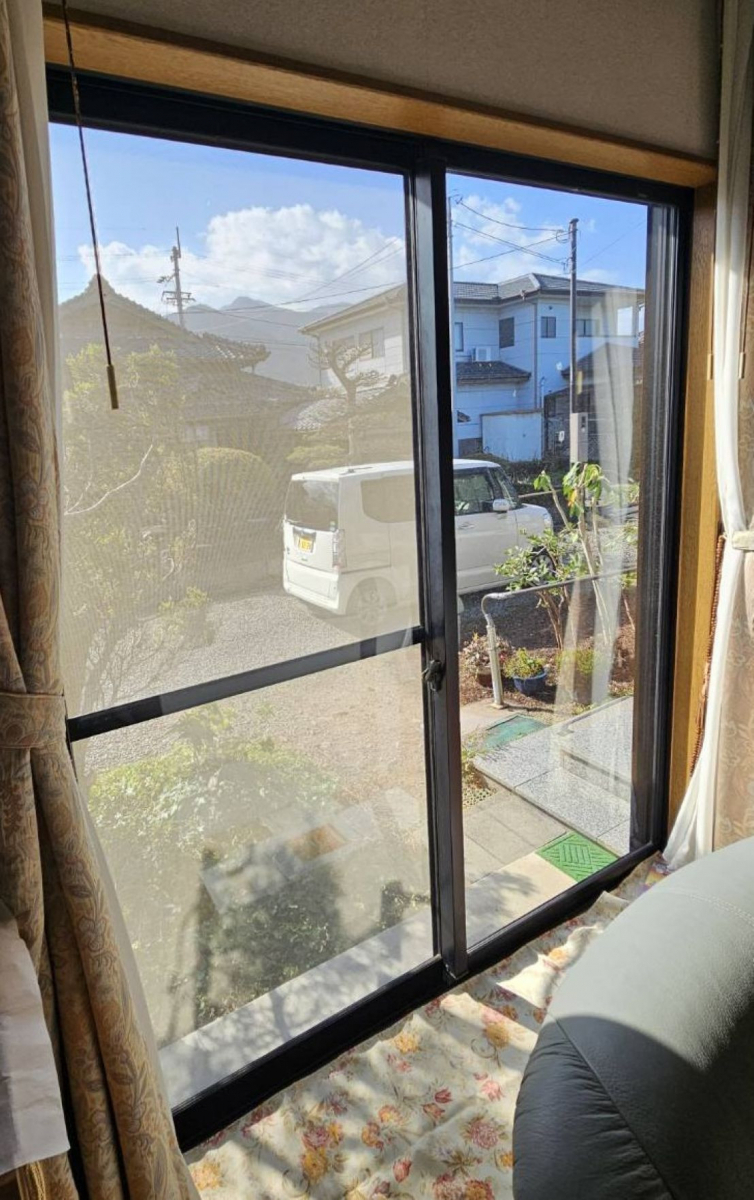河端硝子の2か所の窓にインプラスを取り付けました。の施工前の写真1