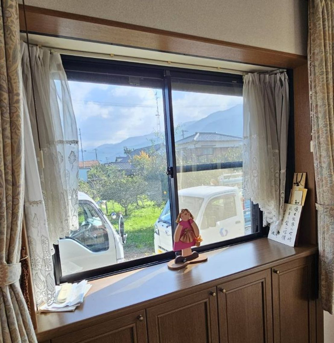 河端硝子の2か所の窓にインプラスを取り付けました。の施工前の写真2