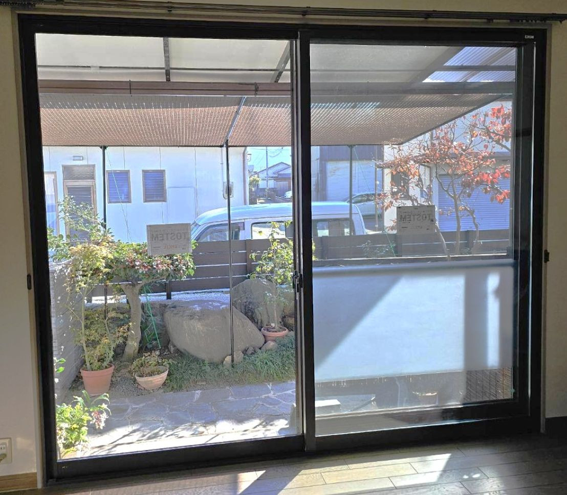 河端硝子の掃き出し窓にインプラスを取り付けました。の施工後の写真1