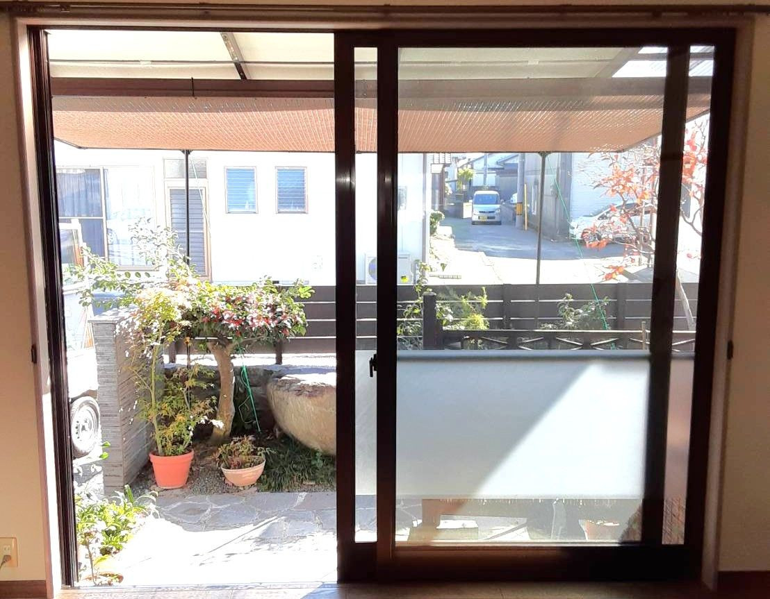 河端硝子の掃き出し窓にインプラスを取り付けました。の施工前の写真1